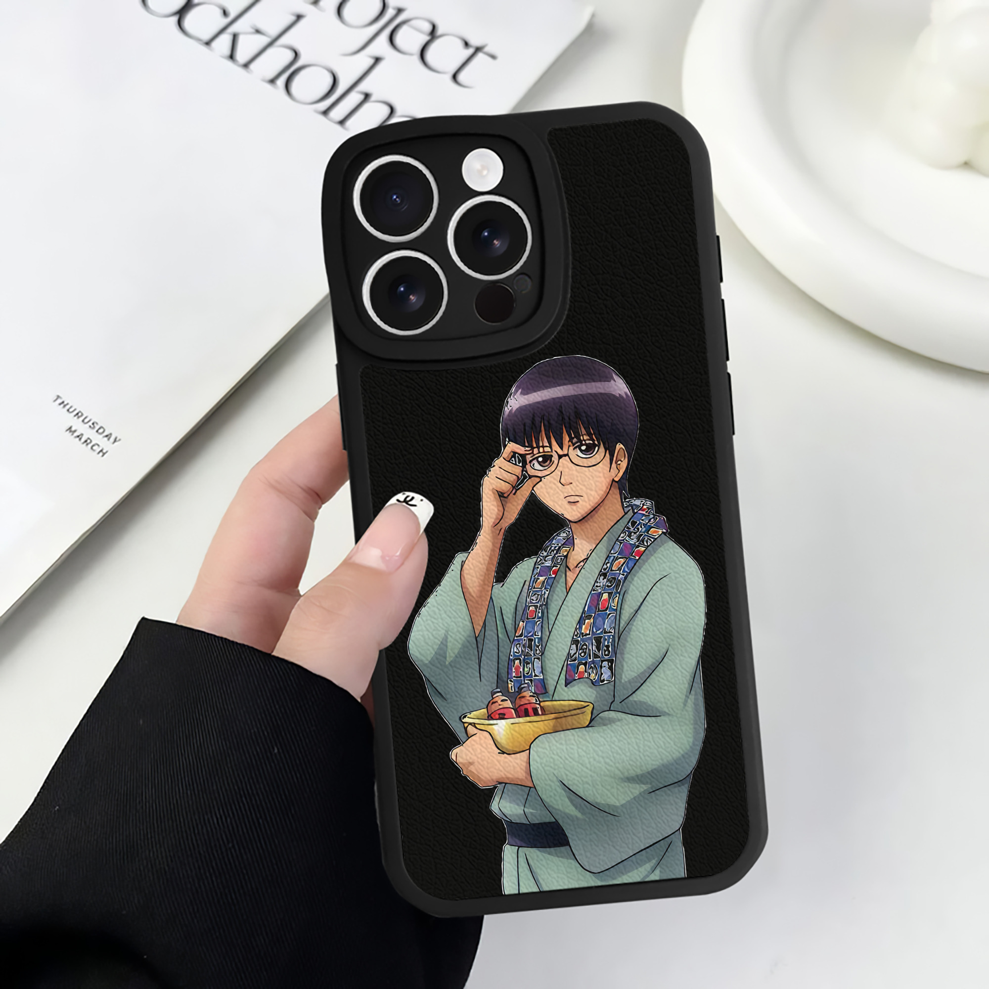 （画像用） ぎんたま 坂田銀時（さかたぎんとき） 神楽 志村新八（しむら しんぱち） GINTAMA Sakata Gintoki Kagura Shimura Shinpachi 【iPhone 16シリーズ対応】シリコンスマホケース（レザー調） 材質：シリコン